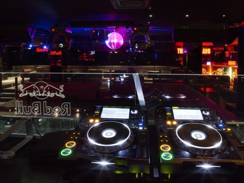 the_club_06