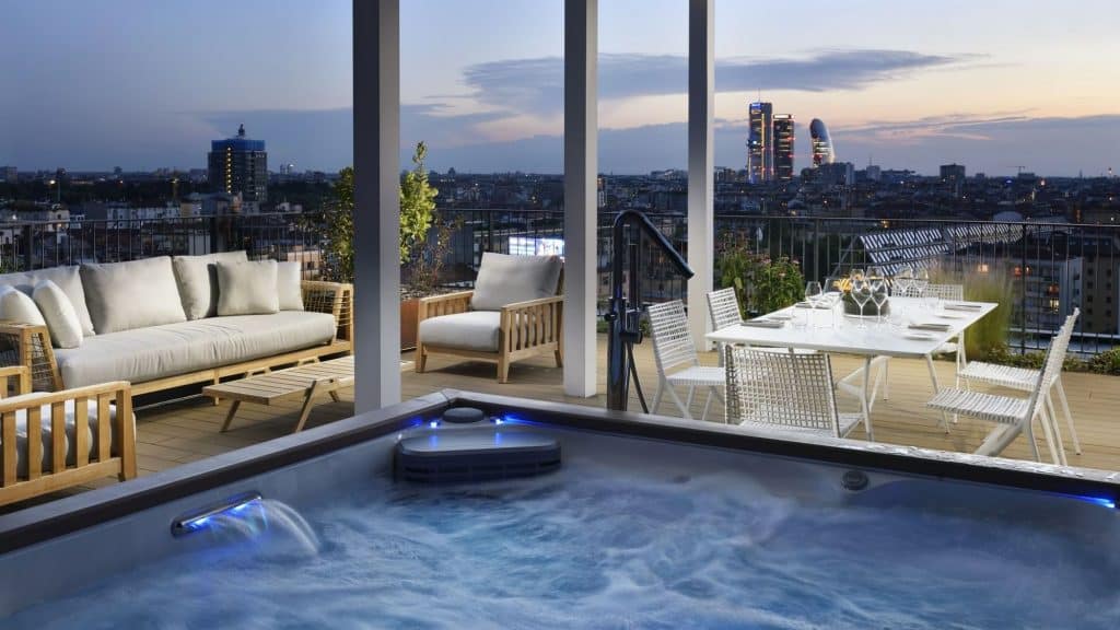 ue-milanoverticale-milano-rooftop-citylifepenthouse-jacuzzi-sunset-2100x1433-9cf2332f-c4cc-433f-b70d-03ab2ddceee5-1-min_wide