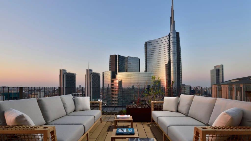 ue-milanoverticale-milano-rooftop-tramonto-1900x1268-e2b3fba8-42c8-4185-ae98-2709892c6ee3_wide